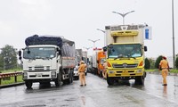 Hàng trăm xe tải bị ùn ứ tại điểm tập kết hàng hóa ở TP. Cần Thơ 