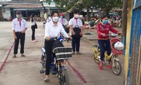 Học sinh ở huyện Tân Phú Đông (Tiền Giang) trở lại trường.