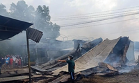 Xe chở dầu bốc cháy, 4 căn nhà bị thiêu rụi