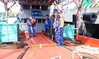 Cảnh sát biển bắt hai tàu vận chuyển trái phép hơn 70.000 lít dầu 