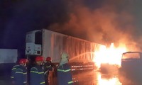 3 xe container cháy dữ dội kèm theo nhiều tiếng nổ lớn
