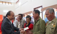 Chủ tịch nước Nguyễn Xuân Phúc thăm, tặng quà Tết tại Kiên Giang