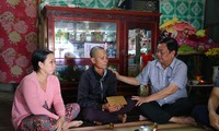 Bộ trưởng Lê Minh Hoan cùng Chủ tịch tỉnh Đồng Tháp thăm, tặng quà gia đình bé Hạo Nam