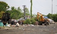 Người dân treo biển bán nhà vì bãi tập kết rác ô nhiễm