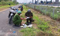 Phát hiện nhiều sổ hộ khẩu, căn cước và con dấu nghi giả bên lề đường ở Tiền Giang