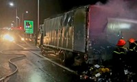 Xe tải cháy trên cao tốc Trung Lương - Mỹ Thuận