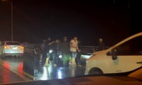 Cảnh sát chặn cầu Rạch Miễu bắt 31 đối tượng trang bị súng, áo chống đạn