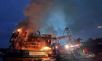 Tàu cá chứa gần 1.000 lít dầu bốc cháy dữ dội trong đêm