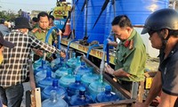 Tien Giang police used fire trucks and tanks to carry drinking water to support people