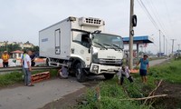 Xe tải va vào trạm thu phí cao tốc TPHCM-Trung Lương, nhiều công nhân thoát chết