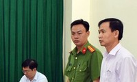 Công an đọc lệnh bắt tạm giam ông Trần Văn Tâm.