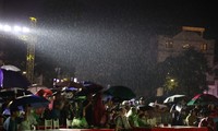 Dòng người đội mưa chờ xem pháo hoa nhân ngày Giỗ tổ Hùng Vương 