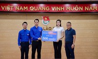 Đoàn thiện nguyện báo Tiền Phong trao ủng hộ người dân Làng Nủ và những người dân bị thiệt hại do lũ tại Lào Cai 500 triệu đồng. 