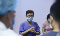 Bác sĩ Ngô Đức Hùng đang tập huấn cho đội ngũ y bác sĩ trước khi vào việc tại bệnh viện dã chiến ở Bắc GiangẢnh: Phạm Ngọc Thanh
