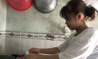 Chị Thanh Kiều, công nhân Công ty Nhựa Chợ Lớn (TPHCM), chỉ dám ăn mì gói trong khi công ty tạm ngưng hoạt động Ảnh: U.P 