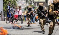 Người dân Haiti biểu tình gần đồn cảnh sát ở Petion Ville sau khi Tổng thống Jovenel Moise bị ám sát Ảnh: Getty Images