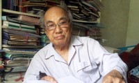 Nhà giáo Thân Trọng Ninh (1922-2018) bên kho nhật ký của mình ảnh: PXD