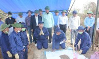 Cán bộ, chiến sỹ đội quy tập cùng người dân Lào làm lễ tại phần mộ liệt sỹ