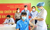 Thành phố Móng Cái, Quảng Ninh tiêm vắc-xin cho cư dân biên giới Ảnh: Hoàng Dương