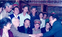 Ông Đỗ Trung Tuân và những người thợ thi công trùng tu ngôi nhà được Đại tướng mời gặp, cảm ơn trong lần Đại tướng về thăm quê năm 2004