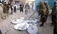 Taliban thu và đập các anten chảo thu truyền hình 