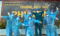Võ Thị Văn Minh (thứ ba từ trái sang, hàng đầu) tham gia chống dịch ở Bình Dương Ảnh: NVCC