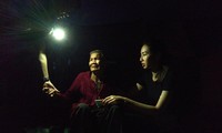 Chủ tịch TP Quảng Ngãi bật điện thoại lấy ánh sáng cho Nguyễn Thúc Thùy Tiên trao tiền cứu trợ người dân bị sập nhà ở Quảng Ngãi, tháng 1/2020. Ảnh: Trần Tuấn