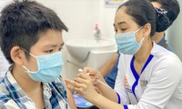 Theo dõi trẻ chặt chẽ sau tiêm vắc xin phòng COVID-19Ảnh: Tuấn Dũng