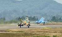 Hai chiếc tiêm kích bom Su-22 của Trung đoàn 929 cất cánh thực hiện nhiệm vụ ẢNH: HỮU LỆ 