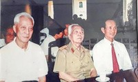 Trung tướng Võ Viết Thanh (ngoài cùng bên phải), Đại tướng Võ Nguyên Giáp và Đại tướng Mai Chí Thọ