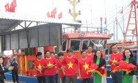 Ngư dân Võ Văn Hân (thứ 2 từ phải sang) cùng các thuyền viên hân hoan mừng con tàu vỏ thép Biển Đông 1 hạ thủy