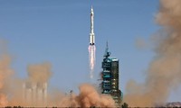 Ngày 5/6 từ Trung tâm Phóng vệ tinh Tửu Tuyền (sa mạc Gobi, khu tự trị Nội Mông), tên lửa đẩy Trường Chinh-2F đưa tàu Thần Châu-14 vào vũ trụ Ảnh: Xinhua