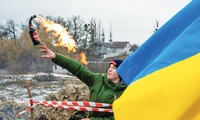 Một người Ukraine tập ném bom xăng ở thành phố Zhytomyr, Ukraine ngày 1/3Ảnh: Reuters