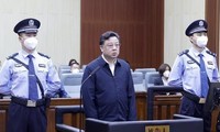 Cựu Thứ trưởng Bộ Công an Trung Quốc Tôn Lập Quân xuất hiện trước tòa ở tỉnh Cát Lâm ngày 8/7. Ông này bị cáo buộc nhận hối lộ hơn 646 triệu nhân dân tệ (khoảng 2.246 tỷ đồng), thao túng thị trường chứng khoán và sở hữu vũ khí trái phépẢnh: CCTV 