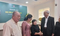 Tác giả Trình Quang Phú (áo khoác đen) giao lưu với bạn bè văn nghệ tại Hội thảo 