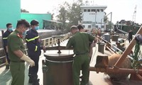 Cảnh sát phong tỏa một cơ sở trong đường dây buôn lậu xăng dầu