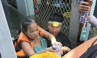 Các thành viên của Đội Xuồng cứu hộ Đà Nẵng dầm nước xuyên đêm để hỗ trợ người dân thoát khỏi nơi ngập, lụt Ảnh: NVCC 