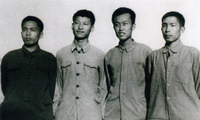 Ông Tập Cận Bình (thứ hai từ trái sang) ở tỉnh Thiểm Tây, tây bắc Trung Quốc, năm 1973Ảnh: Xinhua