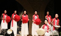 Các nghệ sĩ, người mẫu Ý và Việt Nam biểu diễn áo dài ở San Mario