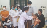 Bác sĩ khám cho trẻ em tại Trung tâm Y tế huyện Chợ Đồn 