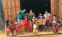 Tâm Nguyễn tặng quà cho trẻ em ở Buôn Chuối (Lâm Đồng)