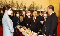 Tổng Bí thư Nguyễn Phú Trọng và Tổng Bí thư, Chủ tịch Trung Quốc Tập Cận Bình nghe giới thiệu trà đạo tối 31/10 ở Bắc Kinh (Hũ trà Đại hồng bào có màu đậm - thứ hai từ phải sang)Ảnh: TTXVN
