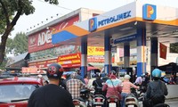 Xếp hàng dài để mua xăng tại một cây xăng trên đường Nguyễn Trãi, Hà Nội ngày 6/11 Ảnh: Minh Châu