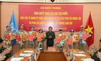 Thượng tướng Hoàng Xuân Chiến, Thứ trưởng Bộ Quốc phòng, trao Quyết định của Chủ tịch nước cho 7 sỹ quanẢnh: TTXVN