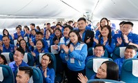 Chuyến bay Thanh niên mang số hiệu VN012 chở 80 đại biểu phía Nam về Hà Nội dự Đại hội Đoàn toàn quốc lần thứ XII Ảnh: Mạnh Thắng 