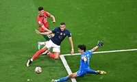 Lối chơi rình rập, đa dạng của tuyển Pháp khiến các đối thủ không thể chơi bóng theo tính toán ảnh: AFP