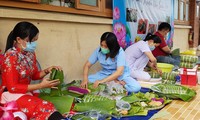 Nhân viên y tế Bệnh viện Phục hồi Chức năng gói bánh chưng đón Tết 2022 ảnh: Vân Sơn