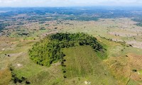 Núi lửa Nâm Blang (huyện Krông Nô) (ảnh lớn); Di cốt người tiền sử được phát hiện tại hang C6.1 (ảnh nhỏ)