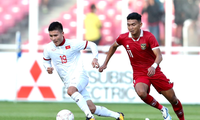 Pha đi bóng của Quang Hải trong trận đấu với Indonesia