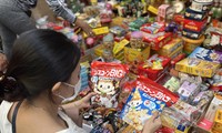 Bánh kẹo ngoại bán ở vỉa hè không có bất cứ thông tin nào bằng tiếng Việt với giá chỉ vài chục ngàn đồng/gói ảnh: U.P 